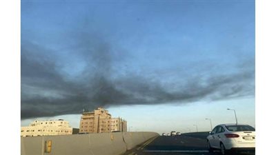 سحب سوداء في سماء جدة بسبب اشتعال النيران في ناقلة نفط | صور