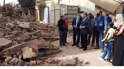 محافظ المنيا يتفقد موقع انهيار منزل خال من السكان