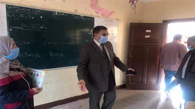 إحالة مدير مدرسة للتحقيق لعدم مراعاة التباعد بين الطلاب ببنها