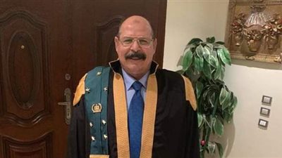 خاص.. رئيس الزمالك يوقع شيكات اللاعبين من داخل المستشفى