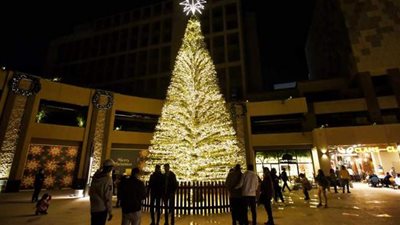 «شجرة كريسماس 2021.. عام اللقاح».. أضواء وزينة في وداع «السنة الحزينة» | فيديو وصور