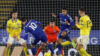 ليستر سيتي يفوزعلى برايتون بثلاثية ويواصل مطاردة توتنهام وليفربول