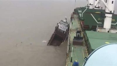 مصرع 3 أشخاص وفقدان 5 آخرين في غرق سفينة تحمل 650 حاوية بالصين | فيديو