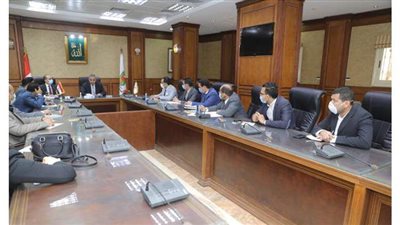 محافظ سوهاج ونائبه يلتقيان خريجي البرنامج الرئاسي لتأهيل الشباب للقيادة