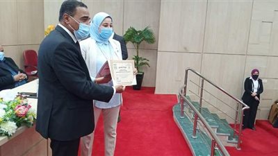 محافظ مطروح يكرم المتميزين من مختلف القطاعات احتفالاً بالعيد القومي | صور