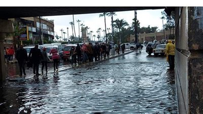 مياه الأمطار تجتاح شوارع الإسكندرية وتعطل حركة المرور | صور