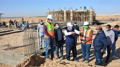 محافظ الوادي الجديد يتفقد مجمع المصالح الحكومية المميكن بالخارجة