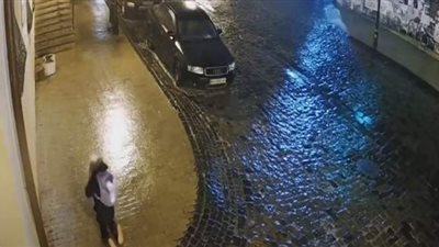 الزحف والتزلج.. وسيلة للسير بشوارع كييف بسبب الطقس السيء | فيديو