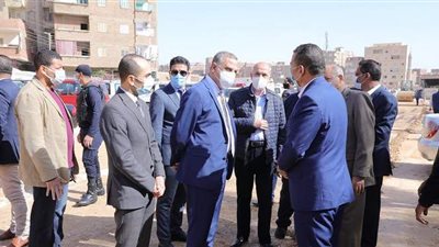 محافظ سوهاج يتفقد ميدان رفاعة الطهطاوي ويتابع أعمال الرصف بشارع العشرين