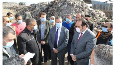 محافظ المنوفية يعطى شارة البدء لرفع تراكمات مقالب القمامة | صور