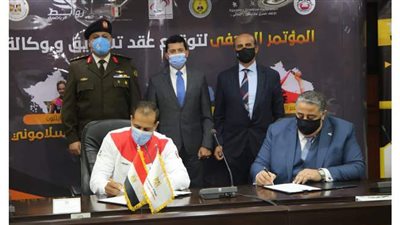 وزير الرياضة يشهد توقيع عقود تسويق ووكالة لـ3 لاعبين