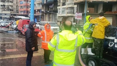 تنفيذى الإسكندرية يواصلون كسح مياه الأمطار المتراكمة في الشوارع والميادين