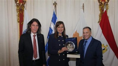 وزيرة الهجرة تعرب عن سعادتها بعد تكريم السفارة القبرصية لها