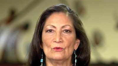 مصادر لرويترز: بايدن يختار ديب هالاند وزيرة للداخلية