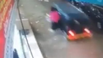 فتاة تقفز من توكتوك طلب قائده رقم هاتفها بالعياط | فيديو