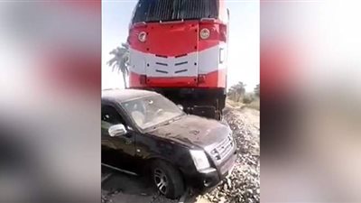 لحظة نجاة مستقلي سيارة من الموت على قضبان السكة الحديد بالأقصر | فيديو
