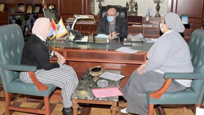 محافظ بني سويف يناقش نتائج حملة مناهضة العنف ضد المرأة