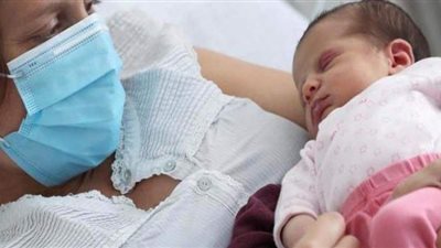 الكشف عن أعراض جديدة لإصابة الأطفال بكورونا.. وهذه حقيقة نقل لبن الأم للفيروس | فيديو