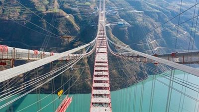 الصين تفتتح أضخم جسر معلق في العالم بطول 1386 مترا | فيديو