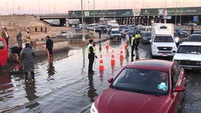 بعد تعطل سياراتهم.. الخدمات المرورية تلبي استغاثة 5 أشخاص