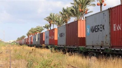 خروج 120 حاوية عبر السكك الحديدية من ميناء الدخيلة إلى العين السخنة