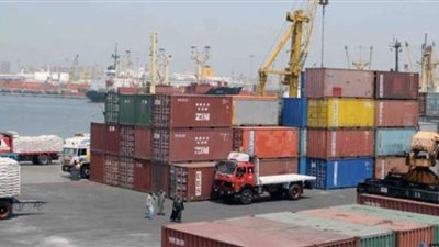 استمرار العمل بمينائي الإسكندرية والدخيلة رغم التقلبات الجوية والحريق