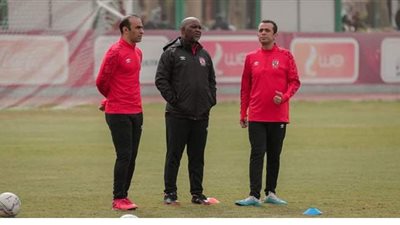 موسيماني يحاضر لاعبي الأهلي بالفيديو استعدادا لمواجهة المحلة