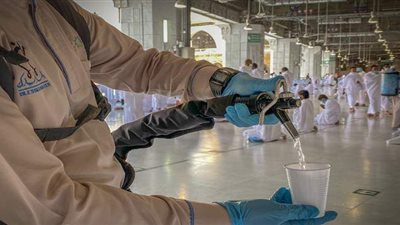 رئاسة الحرمين: توزيع 5 ملايين لتر من ماء زمزم على قاصدي المسجد الحرام | صور