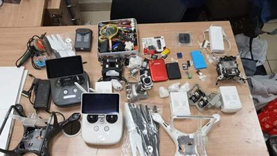 ضبط راكب حاول تهريب طائرتي درون تجسس بمطار القاهرة | صور