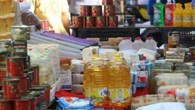 مصادرة 5 أطنان مواد غذائية مجهولة المصدر داخل مصنع بالقطامية