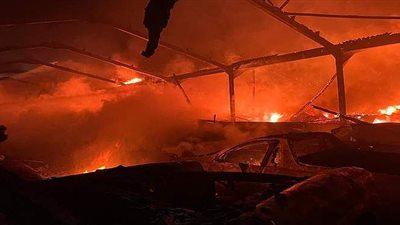 من بينها جاجوار وبورش.. حريق هائل يلتهم 80 سيارة ببريطانيا| صور