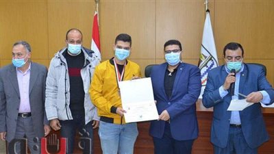 نائب محافظ بني سويف يكرم الطلاب المتميزين علميا رياضيا