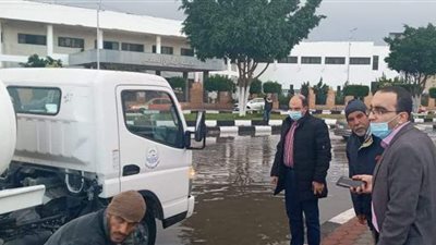 رئيس القناة لمياه الشرب يتابع عملية شفط تراكمات الأمطار