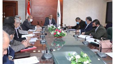 محافظ سوهاج يبحث الموقف التنفيذي لمشروعات المياه والصرف والكهرباء