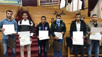 كلية اللغة العربية بأزهر أسيوط تكرم أوائل حفظة القرآن الكريم | صور