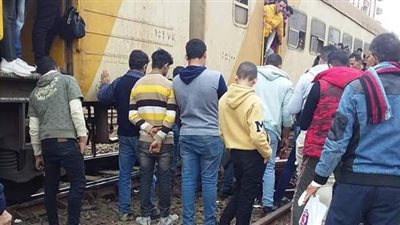 إصابة محاسب سقط من قطار في الدقهلية بعد أن اختل توازنه