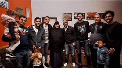لاعبو الأهلي يزورون والدة محمد عبد الوهاب للاطمئنان عليها