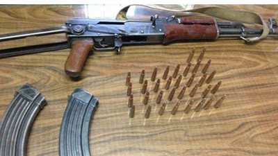 ضبط رشاش وبندقية آلية وخرطوش وطبنجتين داخل عقار ضابط في الجيزة