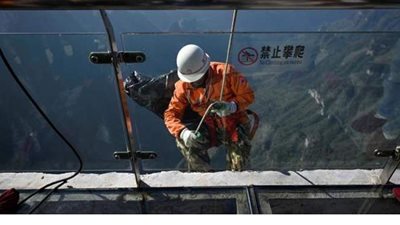 جمع القمامة على طريقة سبايدرمان في الصين |صور