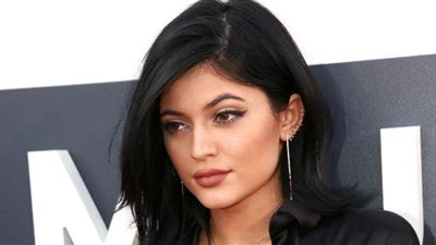 والدها تحول جنسيا و4 مطربين 