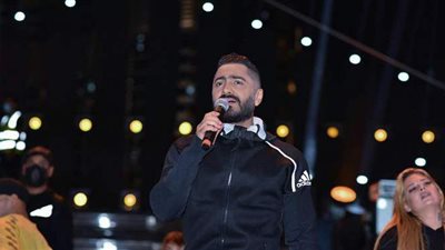 تامر حسني ينشر صورا من تحضيرات حفله في دبي الليلة