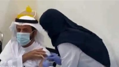 وزير الصحة السعودي يحصل على لقاح كورونا | فيديو