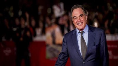 تفاصيل تلقي المخرج الأمريكي أوليفر ستون اللقاح الروسي لكورونا | فيديو