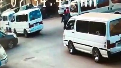 سائق يعتدي على فتاة بالضرب أثناء سيرها في الشارع بالبساتين | بالفيديو