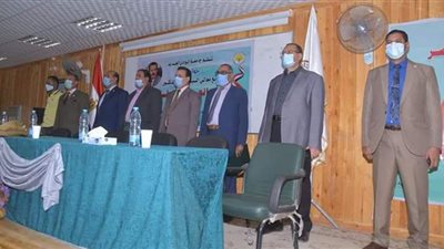 رئيس جامعة الوادي الجديد يلتقي أعضاء الجهاز الإداري بالجامعة