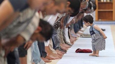 ما حكم اصطحاب الأطفال للمساجد؟.. دار الإفتاء تجيب