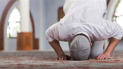 حكم الصلاة على مرتبة من الإسفنج؟.. مفتي الجمهورية السابق يجيب