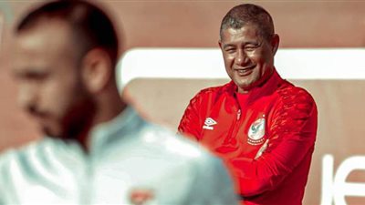 جونسون يعقد محاضرة بالفيديو مع لاعبي الأهلي فى غياب موسيماني