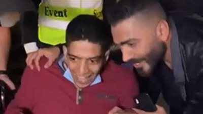 لفتة إنسانية من تامر حسني تجاه شخص من ذوي الاحتياجات في حفله بدبي | فيديو