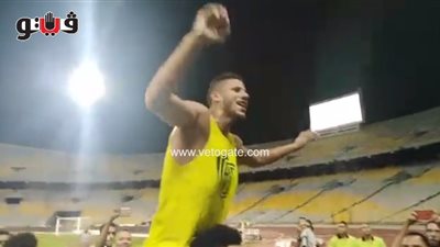 رمضان صبحي يحتفل مع الجماهير بلقب الدوري (فيديو)